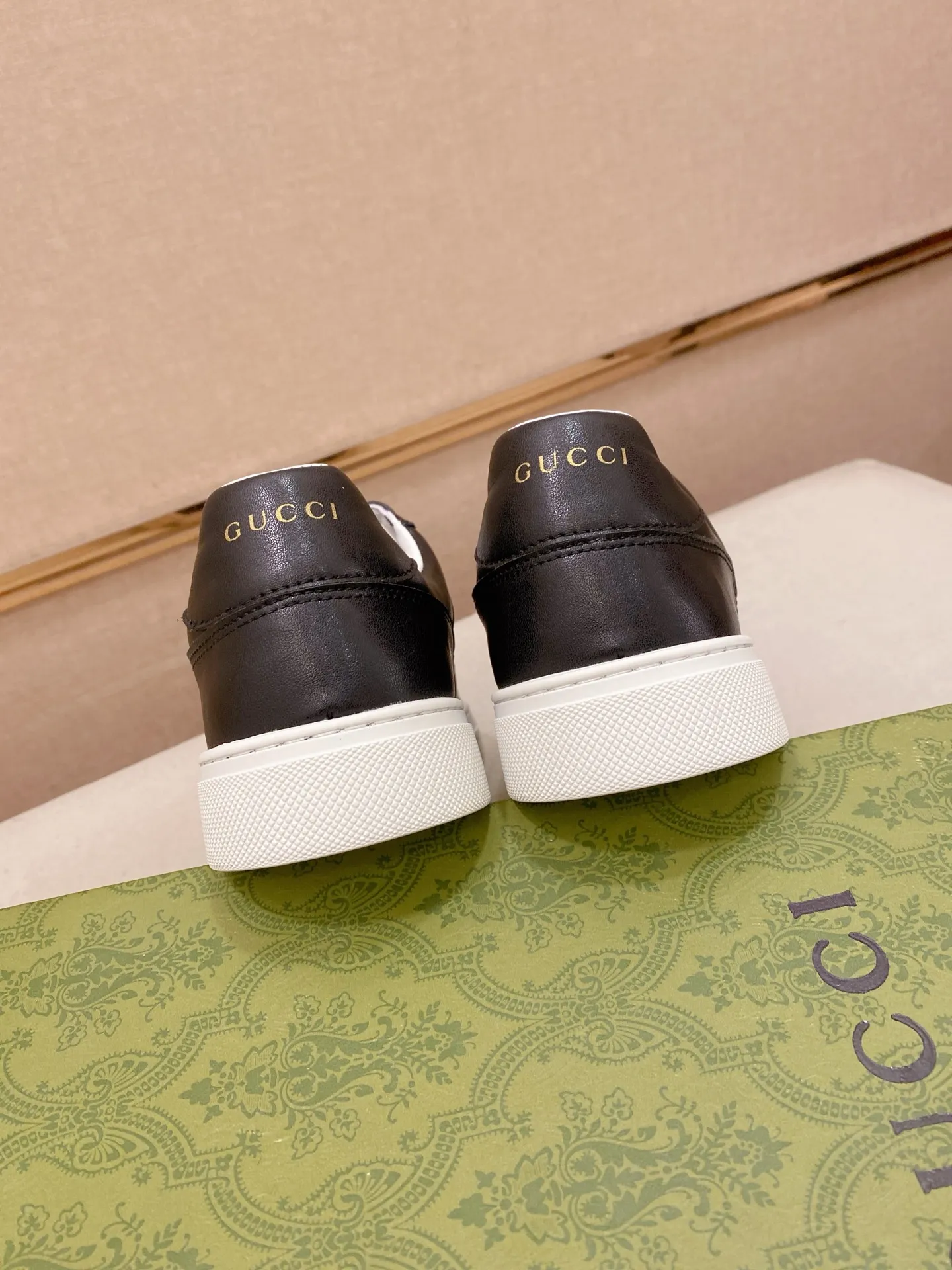 Men's shoes💰 440💰The new GUCCI (Gucci) counters are launched simultaneously. The new men's shoes, 😘fabrics are selected from imported cowhide, and the lining is sheepskin lining. 👍🏿 High-end ☄️ air-cushion molded anti-slip rubber outsole, exquisite lines, simple and elegant, comfortable and high-end for leisure travel. Code number: 38 to 44 (45 can be customized and cannot be returned or exchanged)